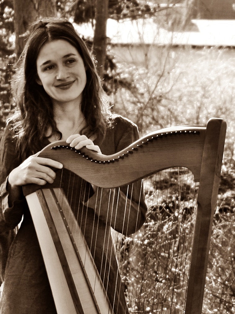 Cosima Hoffmann mit Harfe