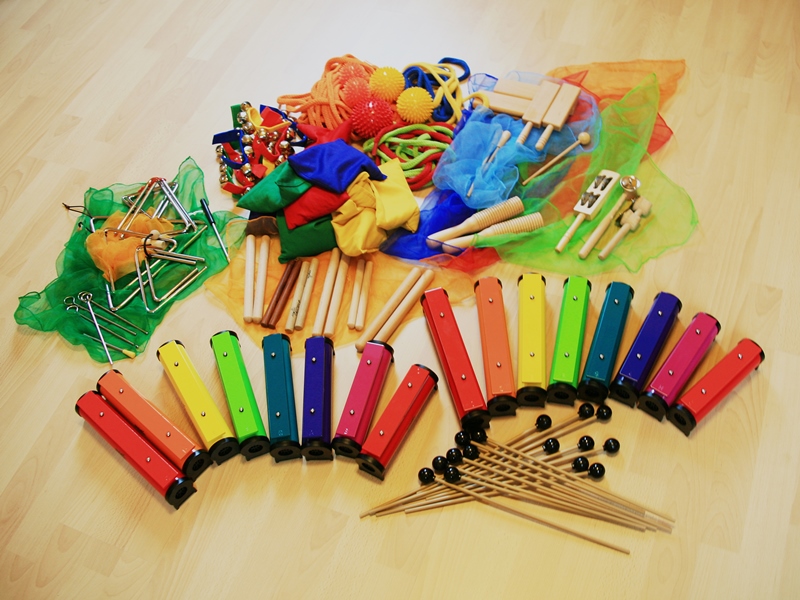 Musikalische Früherziehung: Orffsche Instrumente, Klangbausteine, farbige Seile, Tücher, Sandsäckchen und vieles mehr