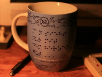 Dankeschöngeschenk der Liederleute: Tasse mit Brailleschrift